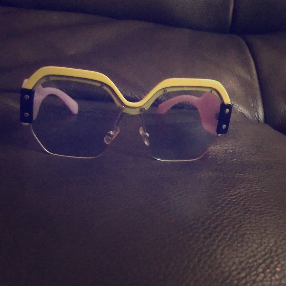 100 Authentic Miu Miu Sunglasses - Picture 2 of 7